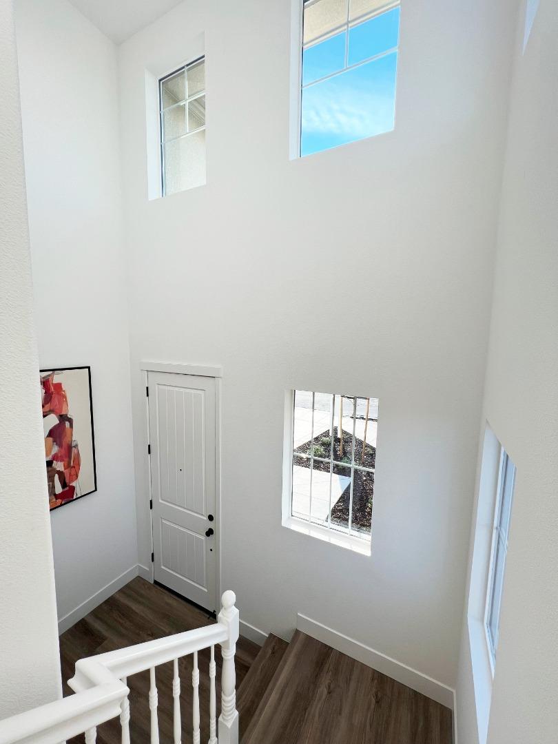 Detail Gallery Image 8 of 24 For 1183 Scout Peak Way #14-8,  Hollister,  CA 95023 - 3 Beds | 2/1 Baths
