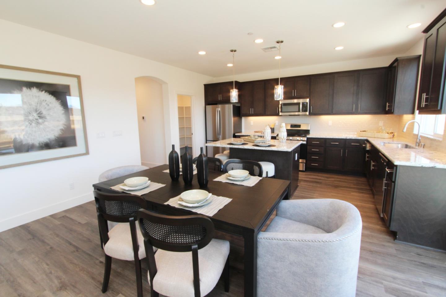 Detail Gallery Image 11 of 24 For 1173 Scout Peak Way #14-9,  Hollister,  CA 95023 - 4 Beds | 2/1 Baths