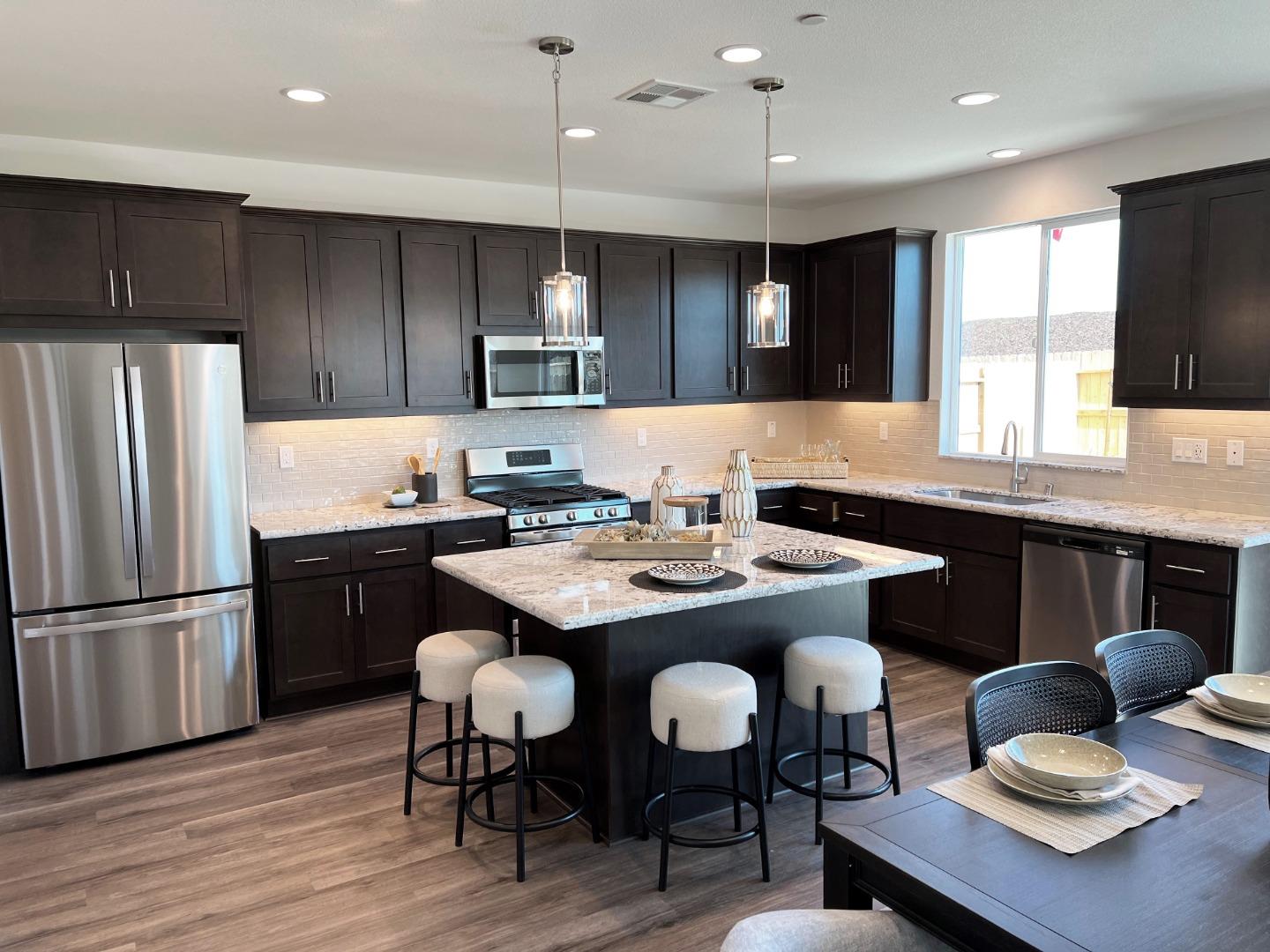 Detail Gallery Image 2 of 21 For 1263 Pine Mountain Dr #14-5,  Hollister,  CA 95023 - 3 Beds | 2/1 Baths