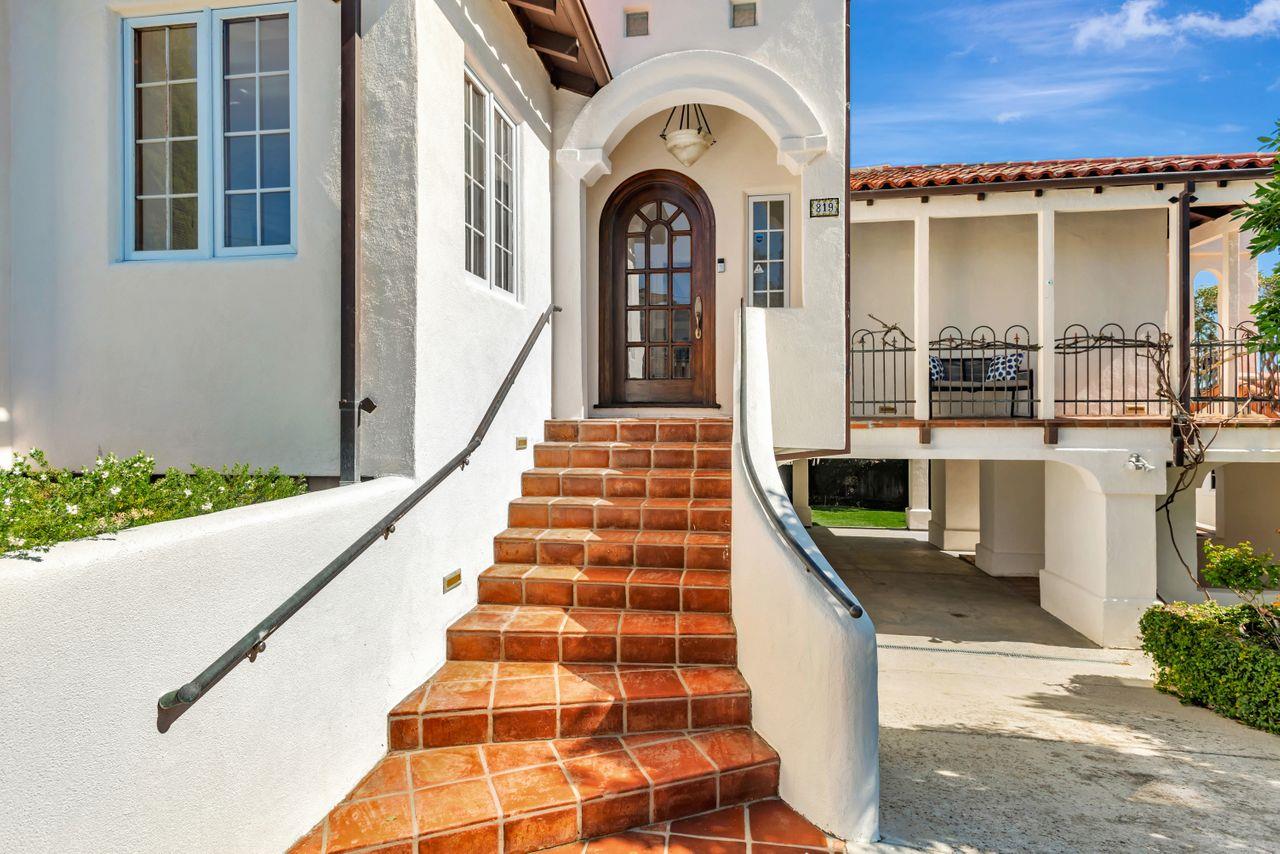 Detail Gallery Image 2 of 53 For 819 Bayview Way, Redwood City,  CA 94062 - 4 Beds | 3 Baths