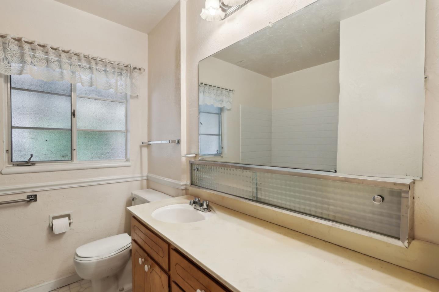 Detail Gallery Image 10 of 19 For 22075 Baywood Ave, Castro Valley,  CA 94546 - 4 Beds | 2 Baths