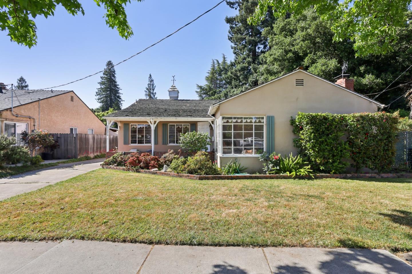 Detail Gallery Image 2 of 19 For 22075 Baywood Ave, Castro Valley,  CA 94546 - 4 Beds | 2 Baths