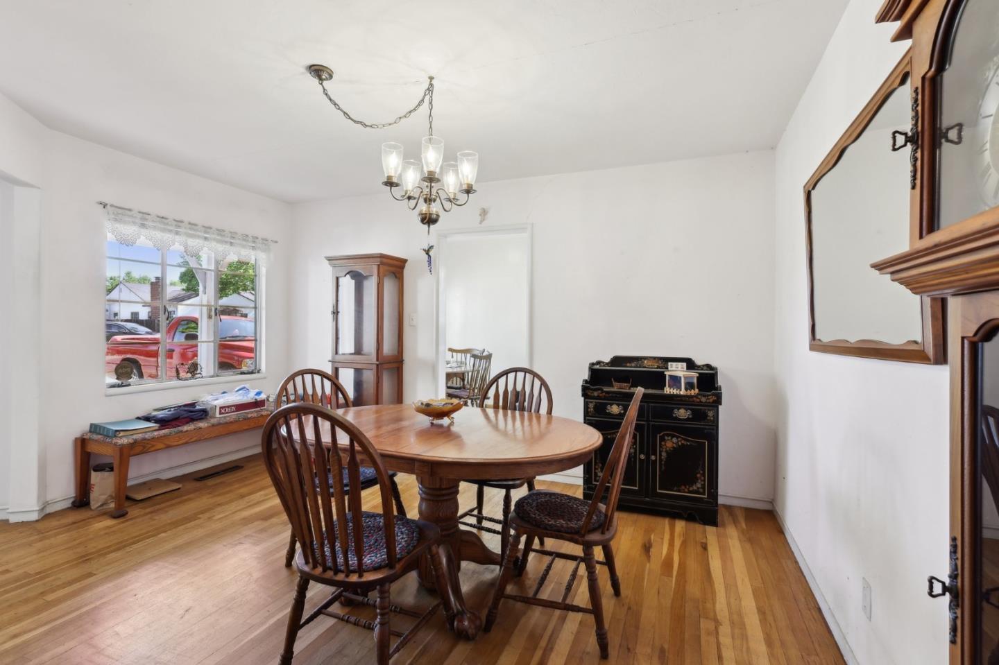 Detail Gallery Image 4 of 19 For 22075 Baywood Ave, Castro Valley,  CA 94546 - 4 Beds | 2 Baths