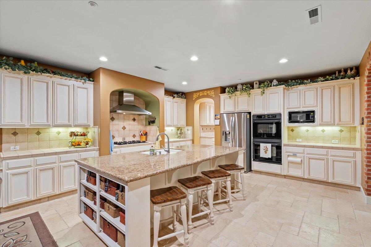 Detail Gallery Image 9 of 32 For 7532 Strath Pl, Gilroy,  CA 95020 - 4 Beds | 3 Baths