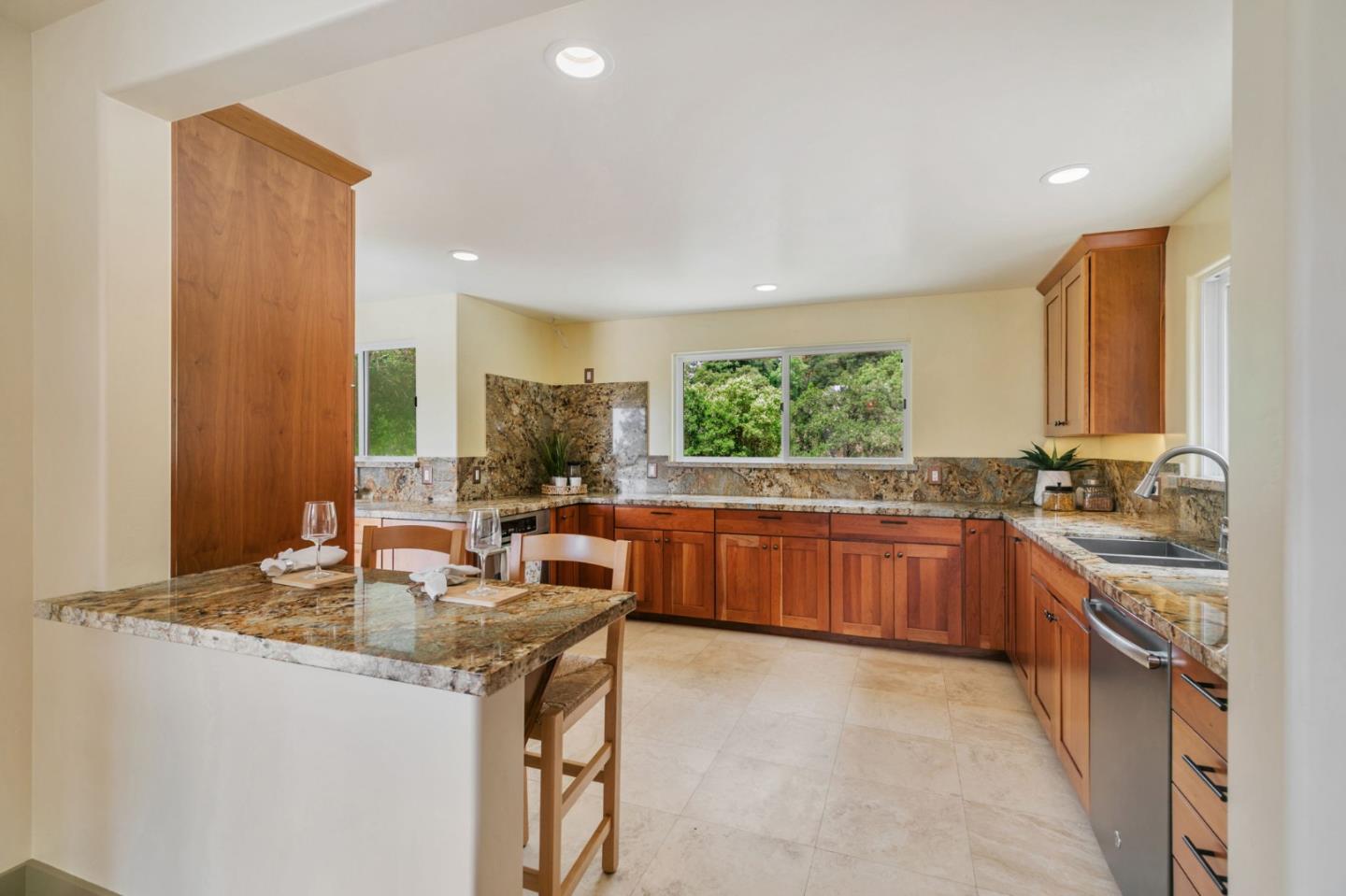 Detail Gallery Image 14 of 91 For 411 Hecker Pass Rd, Watsonville,  CA 95076 - 4 Beds | 4 Baths