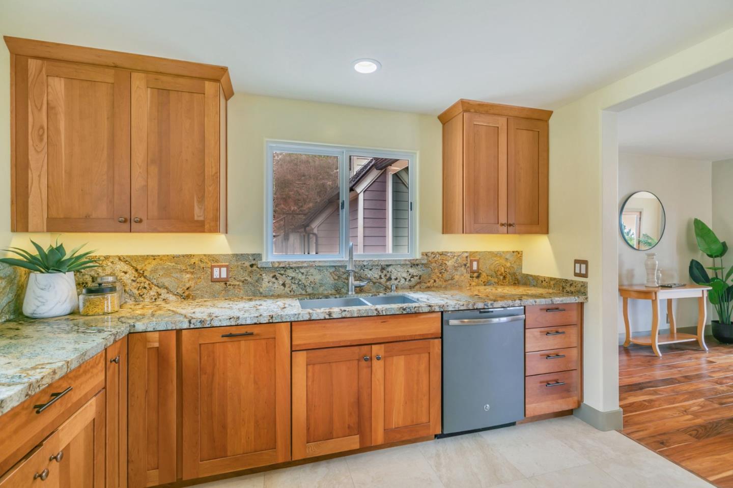 Detail Gallery Image 16 of 91 For 411 Hecker Pass Rd, Watsonville,  CA 95076 - 4 Beds | 4 Baths