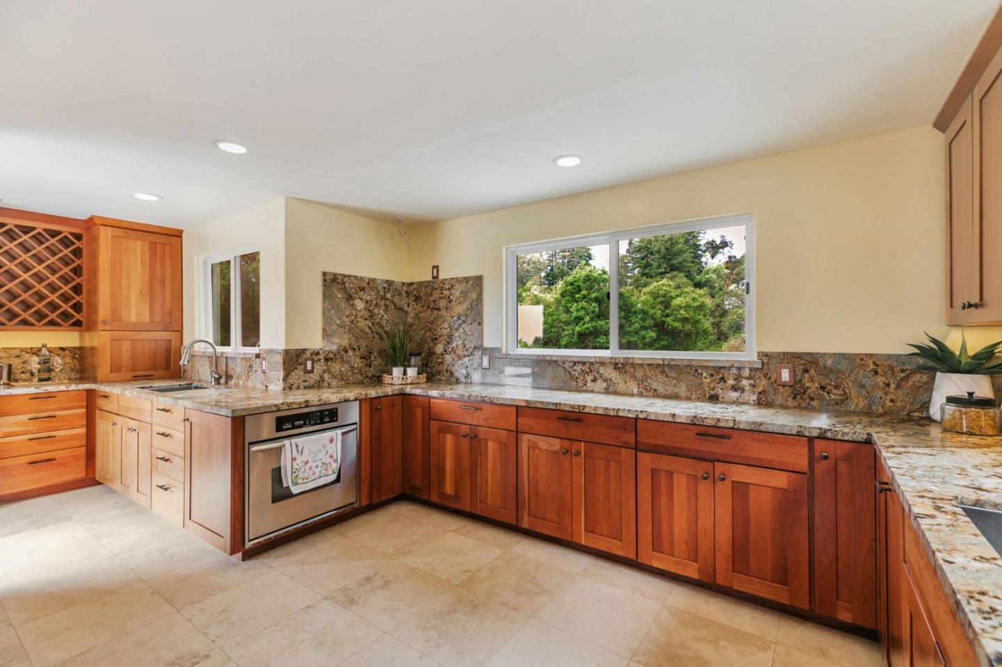 Detail Gallery Image 17 of 91 For 411 Hecker Pass Rd, Watsonville,  CA 95076 - 4 Beds | 4 Baths