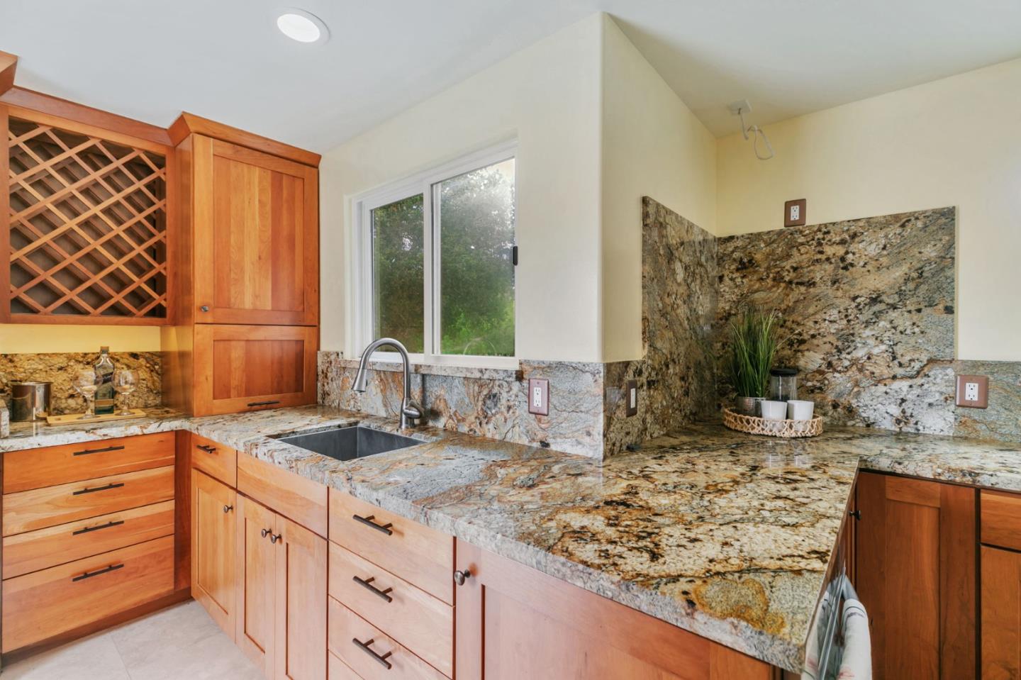 Detail Gallery Image 18 of 91 For 411 Hecker Pass Rd, Watsonville,  CA 95076 - 4 Beds | 4 Baths