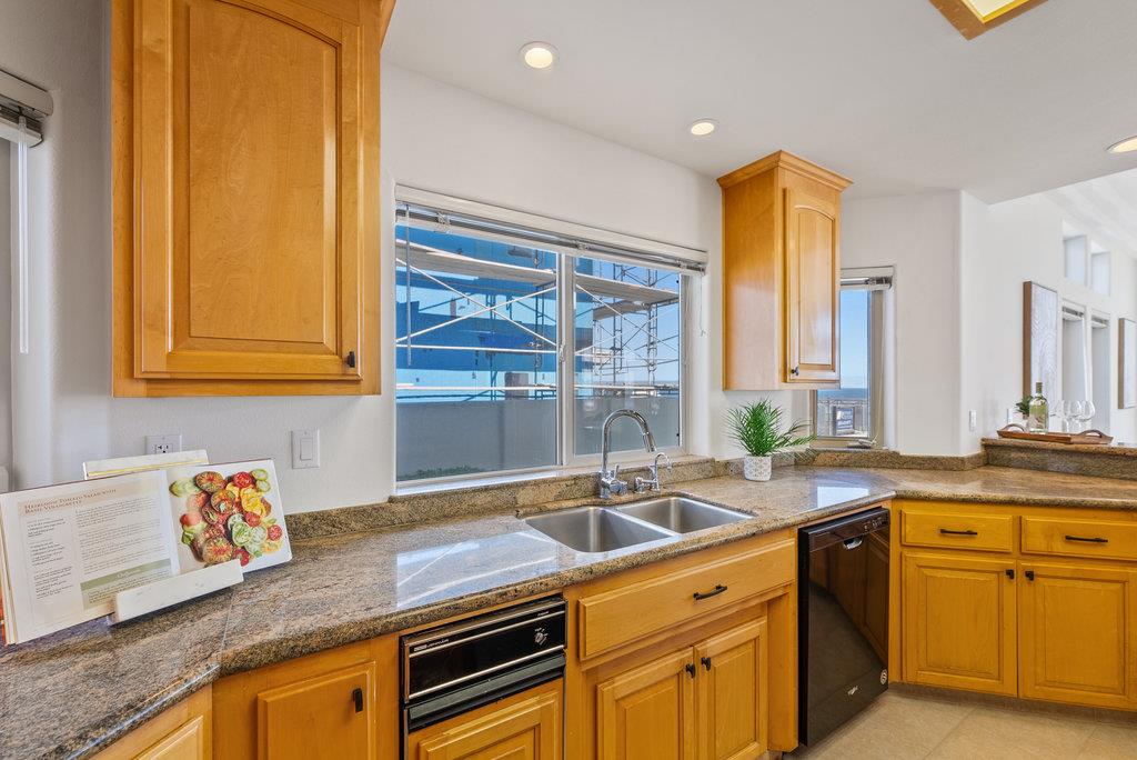 Detail Gallery Image 15 of 35 For 940 W Cliff Dr, Santa Cruz,  CA 95060 - 3 Beds | 3 Baths