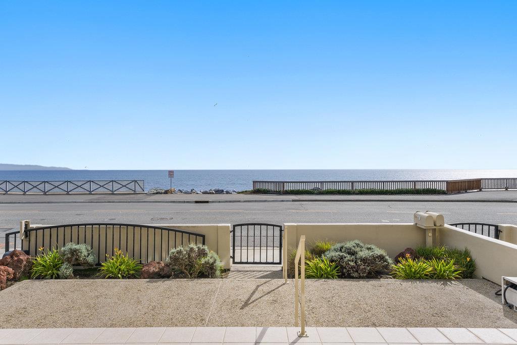 Detail Gallery Image 3 of 35 For 940 W Cliff Dr, Santa Cruz,  CA 95060 - 3 Beds | 3 Baths