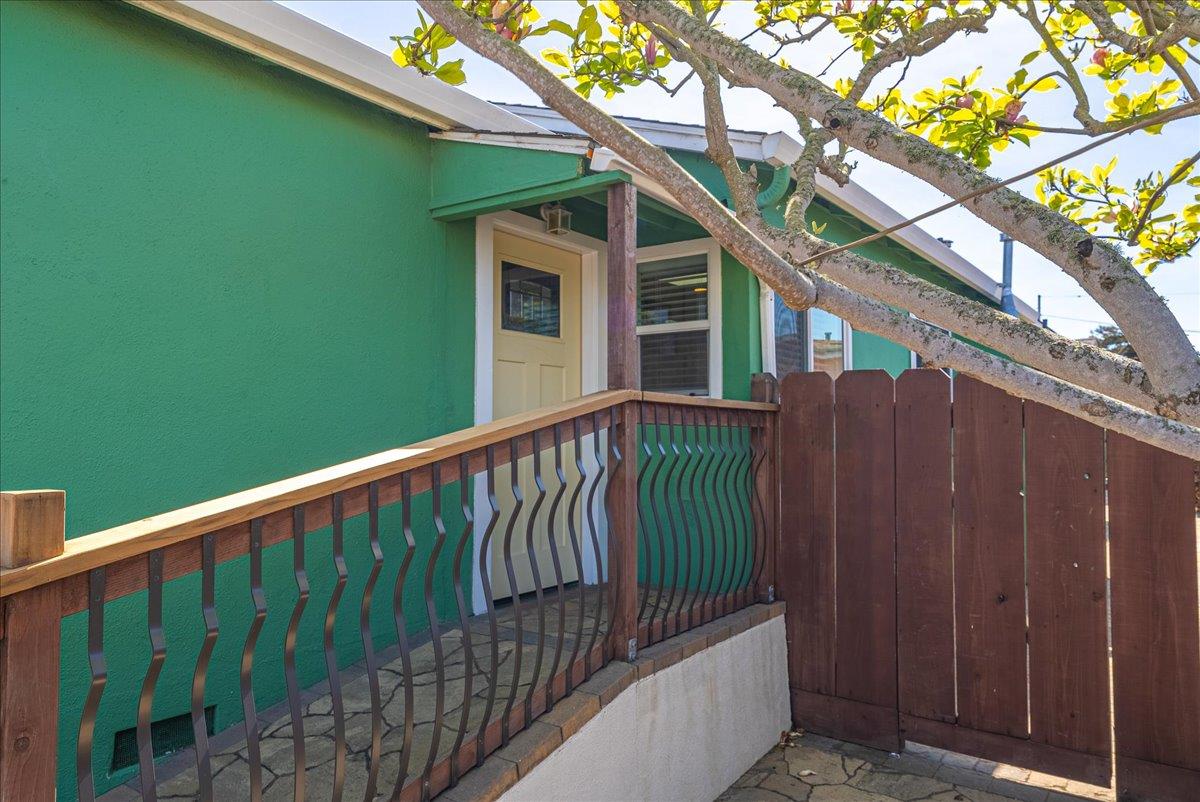 Detail Gallery Image 2 of 27 For 1284 Wanda Ave, Seaside,  CA 93955 - 3 Beds | 2 Baths