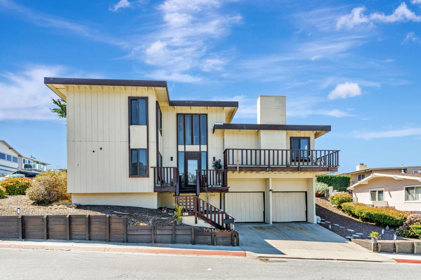 Detail Gallery Image 2 of 39 For 124 Surf Way, Monterey,  CA 93940 - 3 Beds | 2/1 Baths