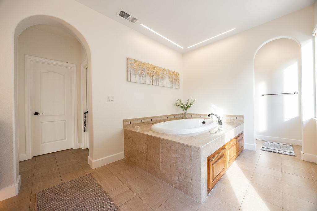 Detail Gallery Image 18 of 38 For 2953 Pebble Beach Cir, Fairfield,  CA 94534 - 5 Beds | 3/1 Baths
