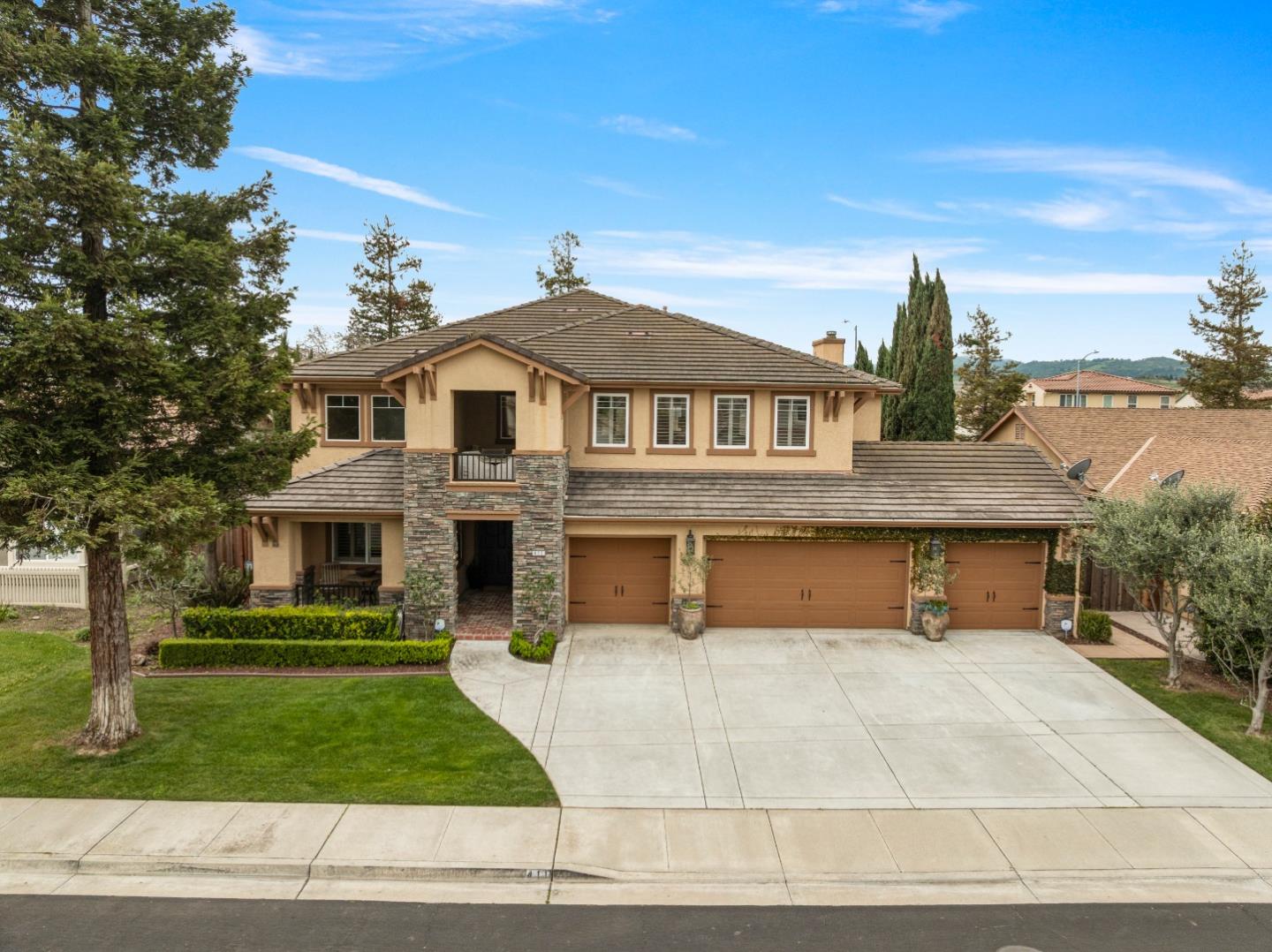 Detail Gallery Image 2 of 76 For 411 Regal Dr, Hollister,  CA 95023 - 5 Beds | 3/1 Baths