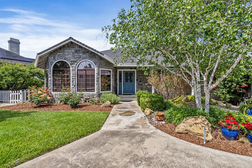 Detail Gallery Image 3 of 42 For 105 Louise Cir, Hollister,  CA 95023 - 3 Beds | 2/1 Baths