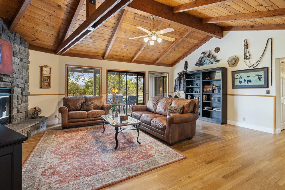 Detail Gallery Image 4 of 42 For 105 Louise Cir, Hollister,  CA 95023 - 3 Beds | 2/1 Baths