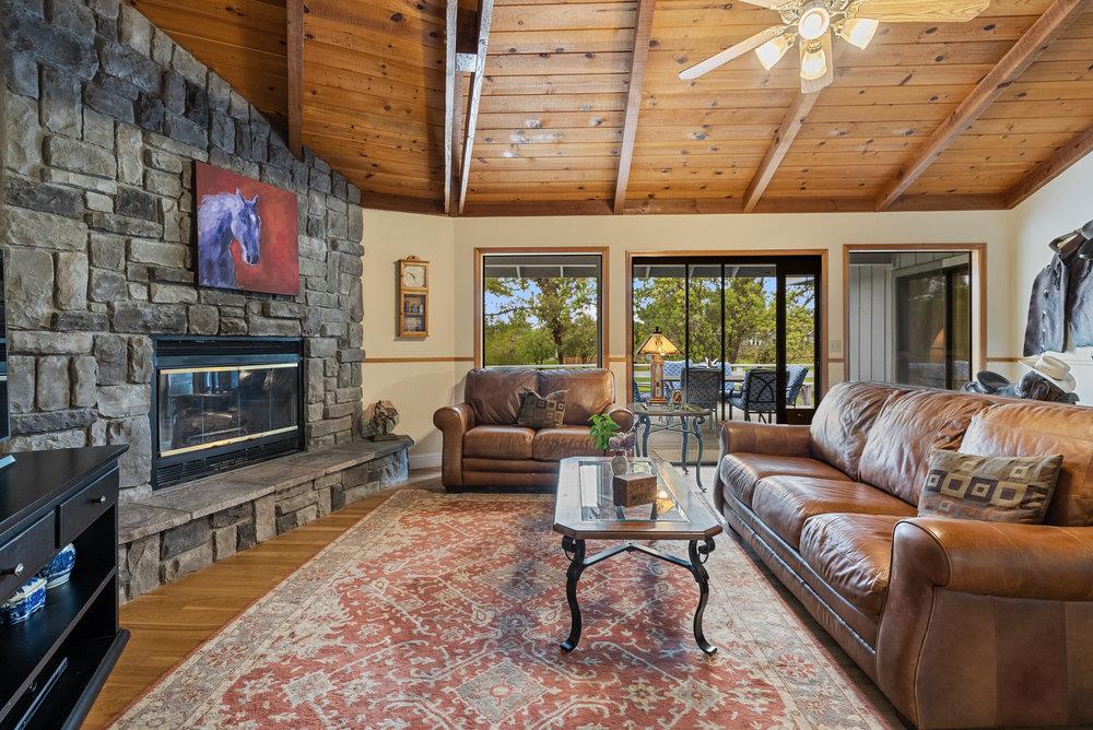Detail Gallery Image 5 of 42 For 105 Louise Cir, Hollister,  CA 95023 - 3 Beds | 2/1 Baths