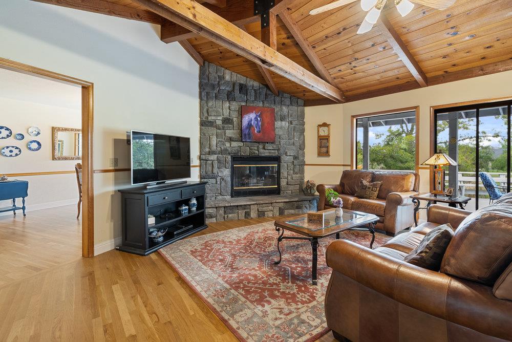 Detail Gallery Image 7 of 42 For 105 Louise Cir, Hollister,  CA 95023 - 3 Beds | 2/1 Baths