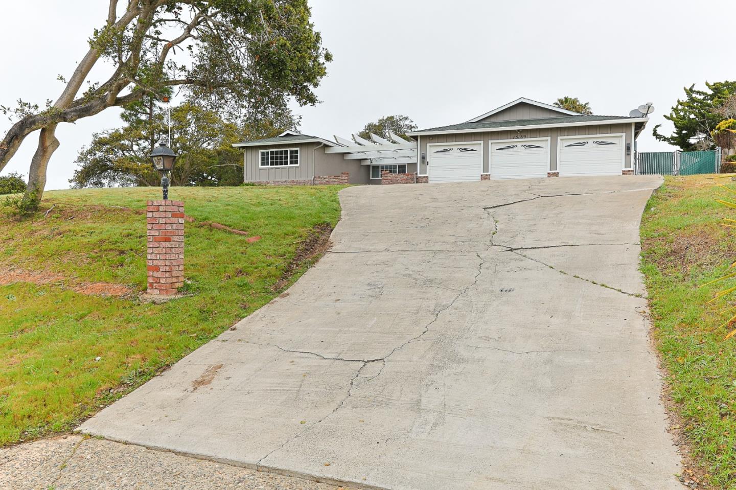 Detail Gallery Image 2 of 58 For 15189 Century Oak Rd, Salinas,  CA 93907 - 4 Beds | 2/1 Baths
