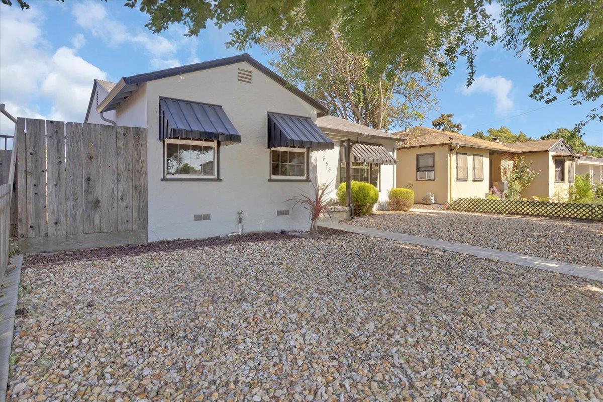 Detail Gallery Image 3 of 36 For 553 Line St, Hollister,  CA 95023 - 2 Beds | 1 Baths