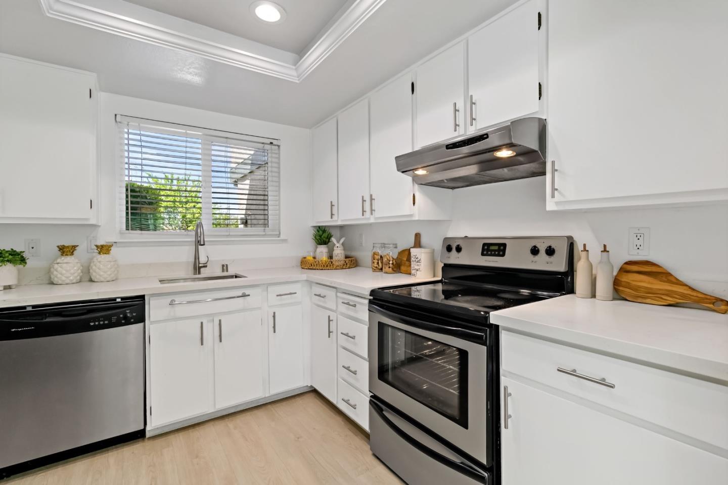 Detail Gallery Image 10 of 31 For 614 Lakehaven Ter, Sunnyvale,  CA 94089 - 3 Beds | 2/1 Baths