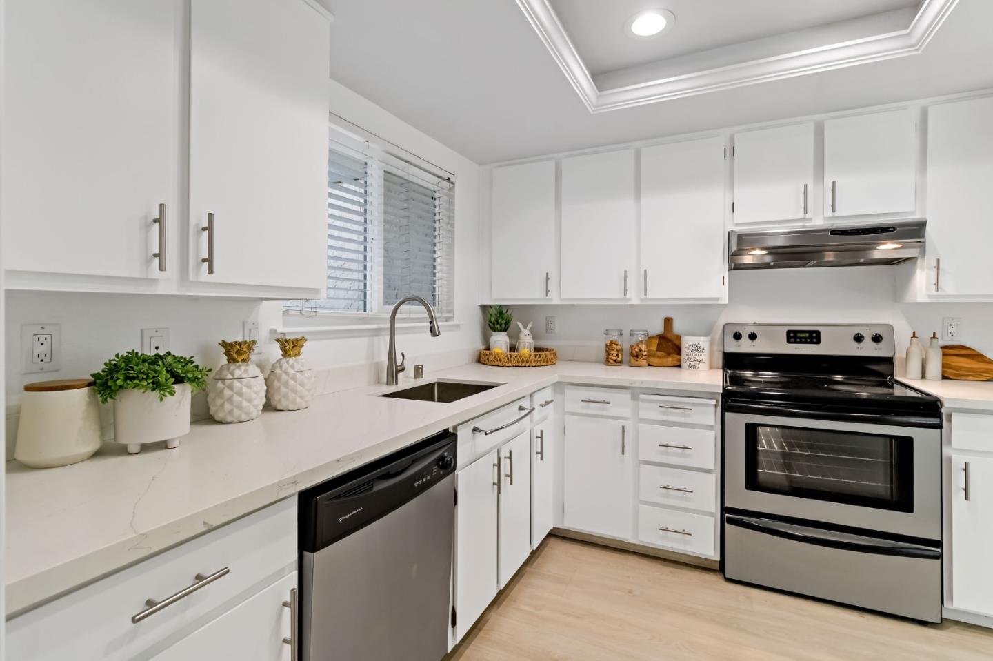 Detail Gallery Image 11 of 31 For 614 Lakehaven Ter, Sunnyvale,  CA 94089 - 3 Beds | 2/1 Baths