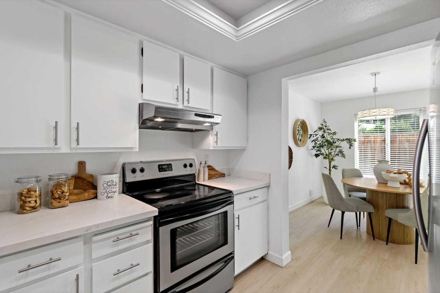 Detail Gallery Image 12 of 31 For 614 Lakehaven Ter, Sunnyvale,  CA 94089 - 3 Beds | 2/1 Baths