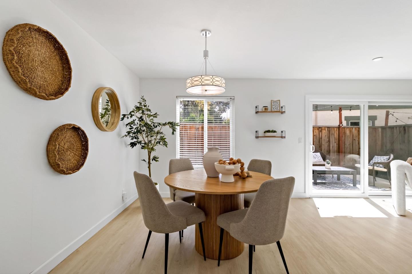 Detail Gallery Image 6 of 31 For 614 Lakehaven Ter, Sunnyvale,  CA 94089 - 3 Beds | 2/1 Baths