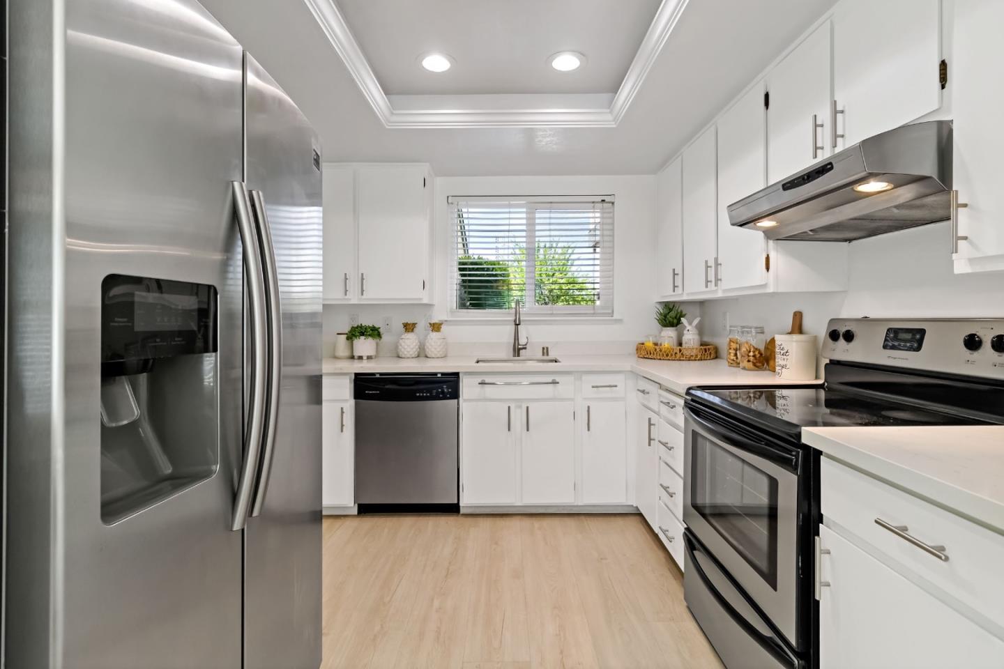 Detail Gallery Image 9 of 31 For 614 Lakehaven Ter, Sunnyvale,  CA 94089 - 3 Beds | 2/1 Baths