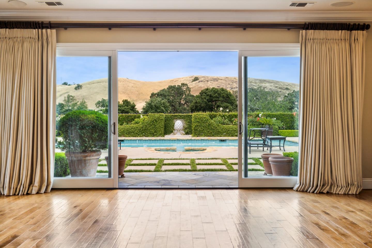Detail Gallery Image 29 of 87 For 1305 Lions Peak Ln, San Martin,  CA 95046 - 4 Beds | 4/1 Baths