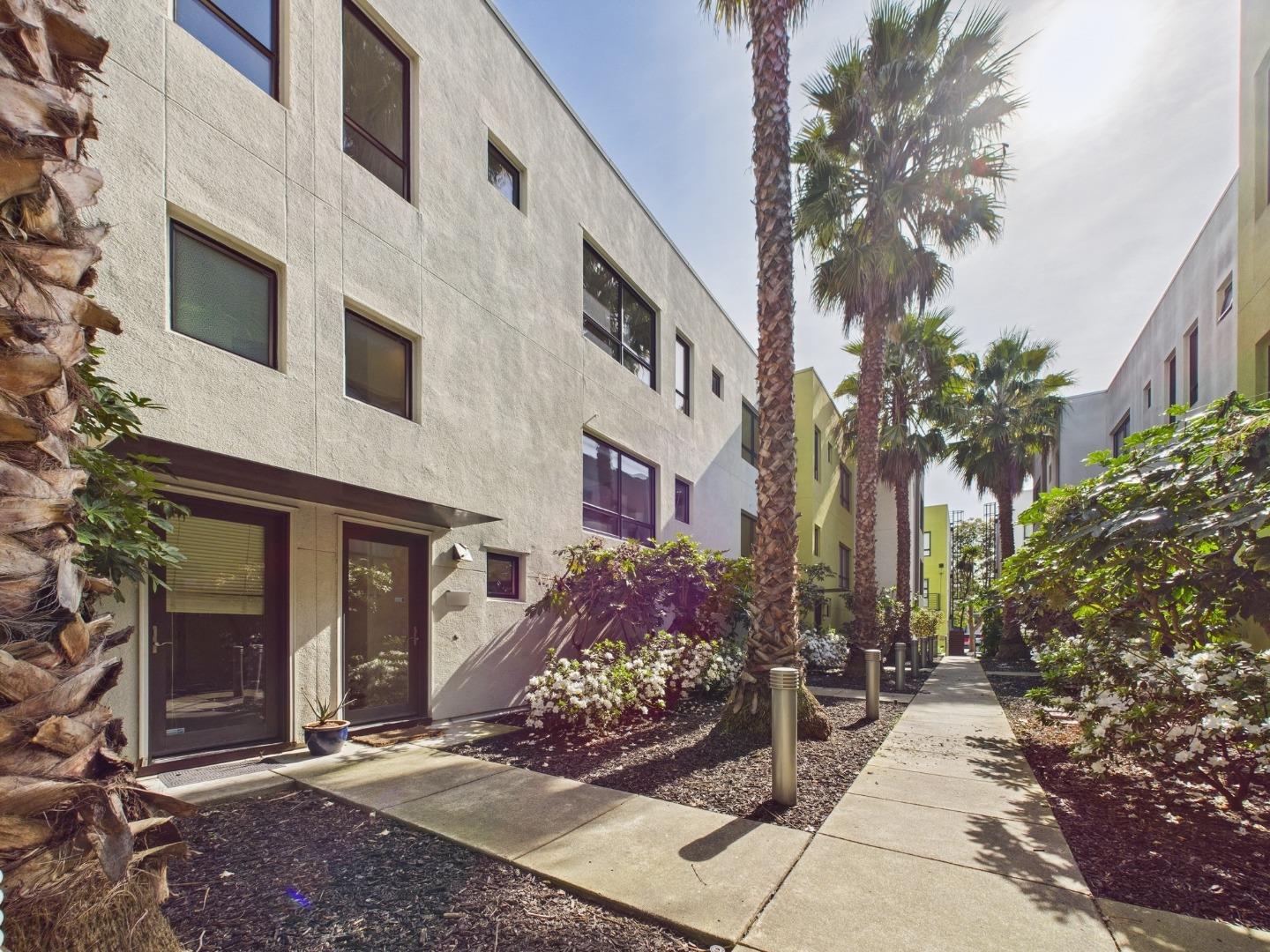 Detail Gallery Image 2 of 16 For 904 Zephyr Dr, Oakland,  CA 94607 - 2 Beds | 2/1 Baths