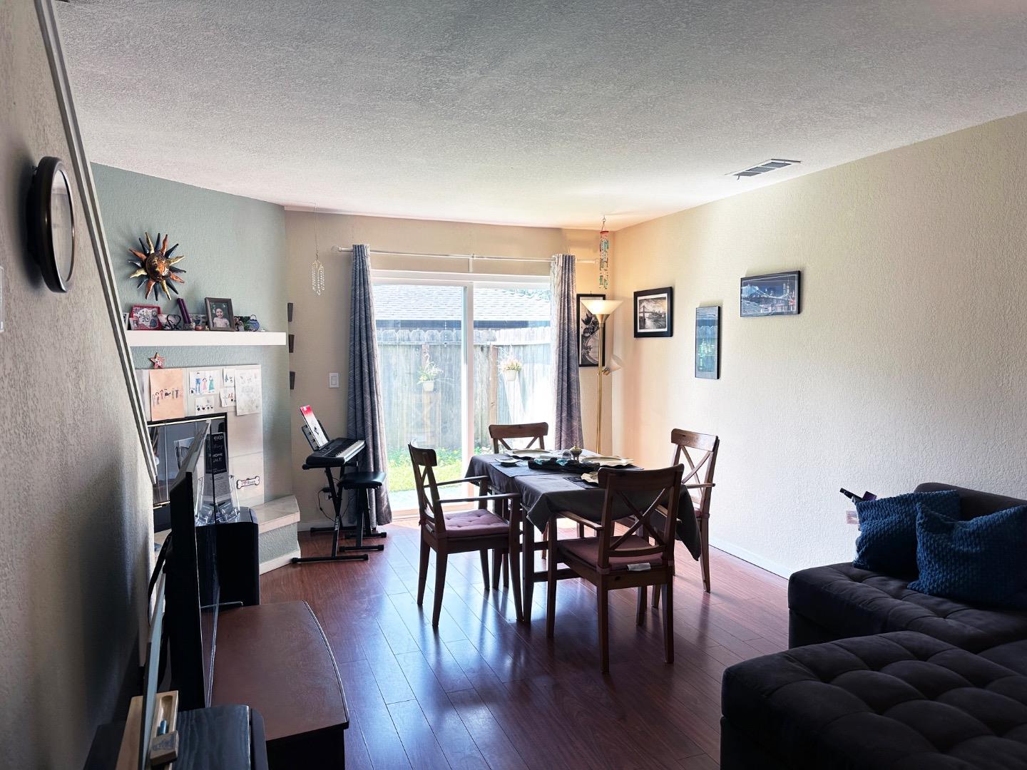 Detail Gallery Image 3 of 15 For 1608 Wren Pl, Santa Cruz,  CA 95062 - 2 Beds | 2/1 Baths