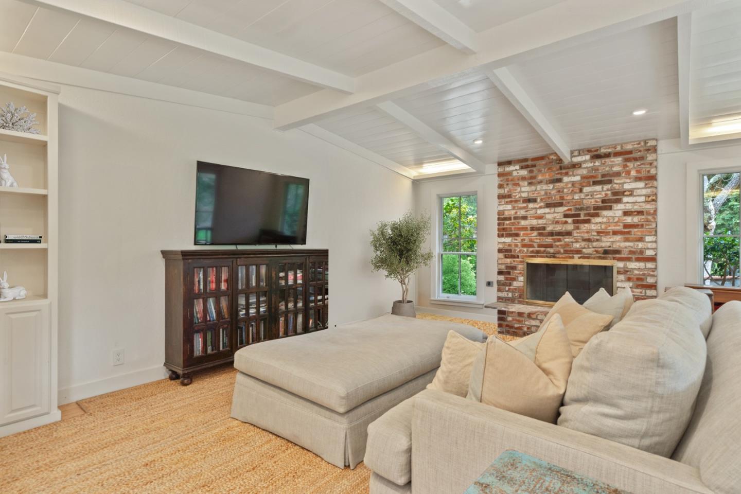 Detail Gallery Image 4 of 21 For 90 Bear Gulch Dr, Portola Valley,  CA 94028 - 3 Beds | 2 Baths