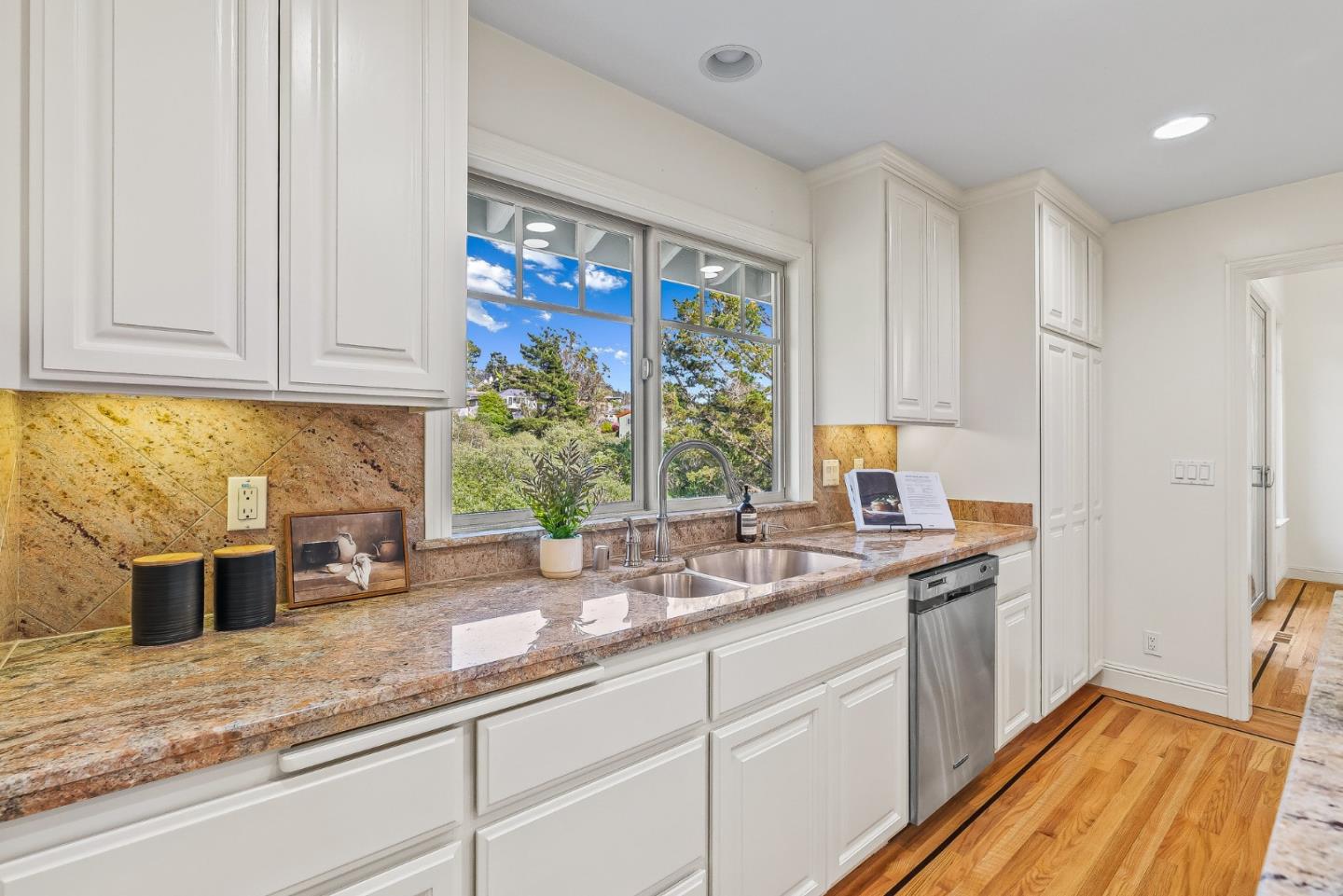 Detail Gallery Image 17 of 54 For 822 San Carlos Ave, El Granada,  CA 94018 - 3 Beds | 3/1 Baths