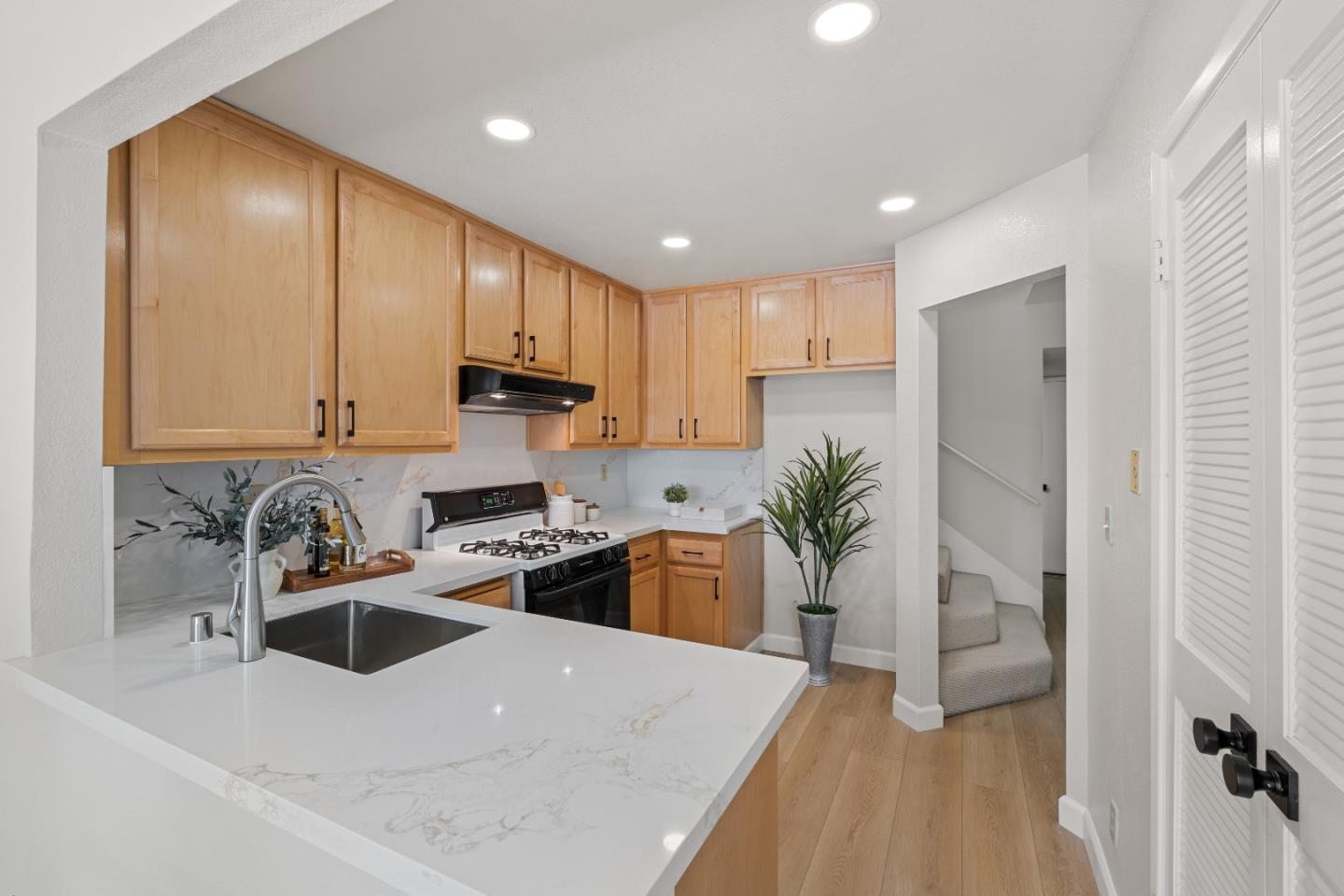 Detail Gallery Image 13 of 49 For 1337 Lefont Dr, San Jose,  CA 95131 - 4 Beds | 3 Baths