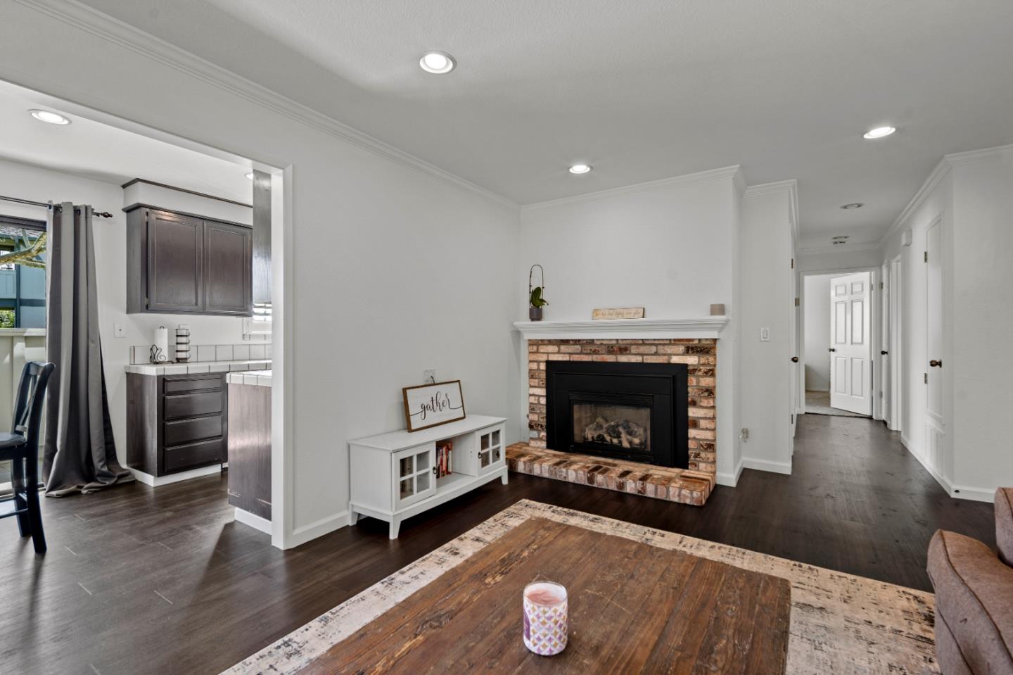 Detail Gallery Image 2 of 14 For 1061 Riker St #1,  Salinas,  CA 93901 - 2 Beds | 1 Baths