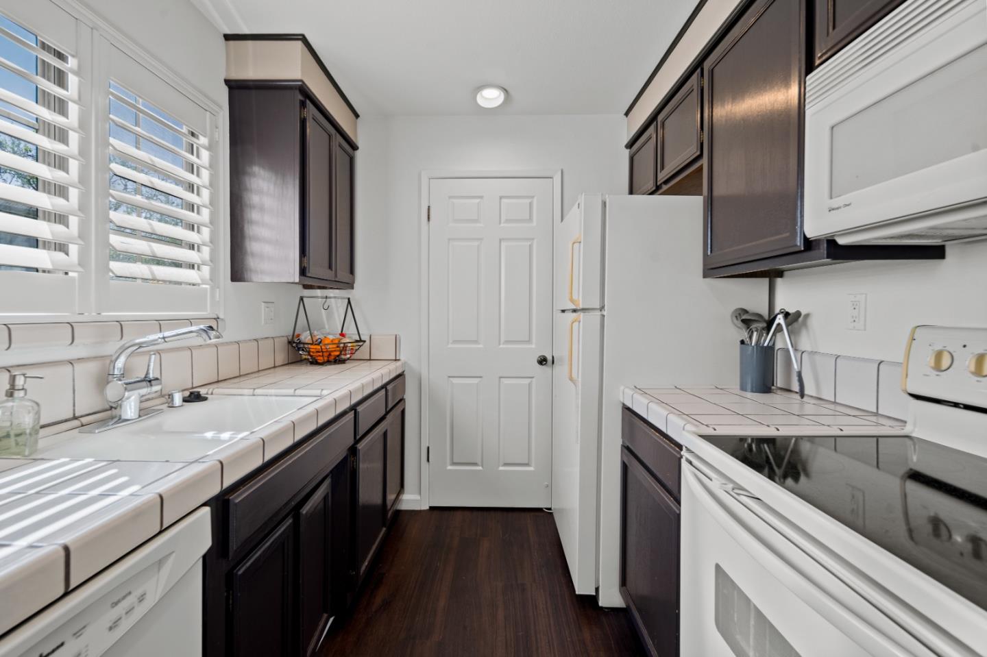 Detail Gallery Image 3 of 14 For 1061 Riker St #1,  Salinas,  CA 93901 - 2 Beds | 1 Baths
