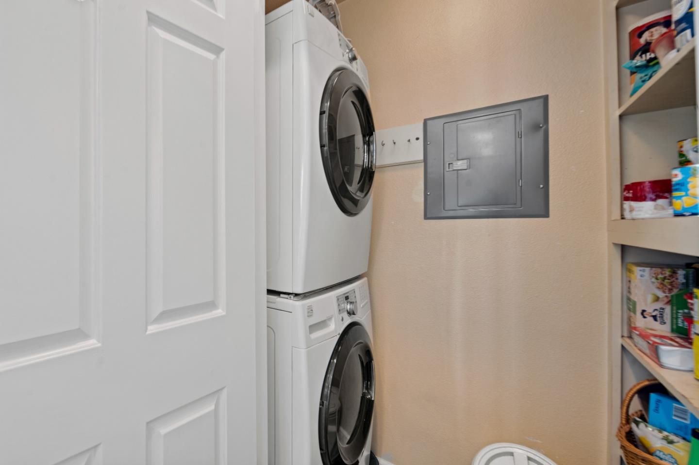 Detail Gallery Image 4 of 14 For 1061 Riker St #1,  Salinas,  CA 93901 - 2 Beds | 1 Baths
