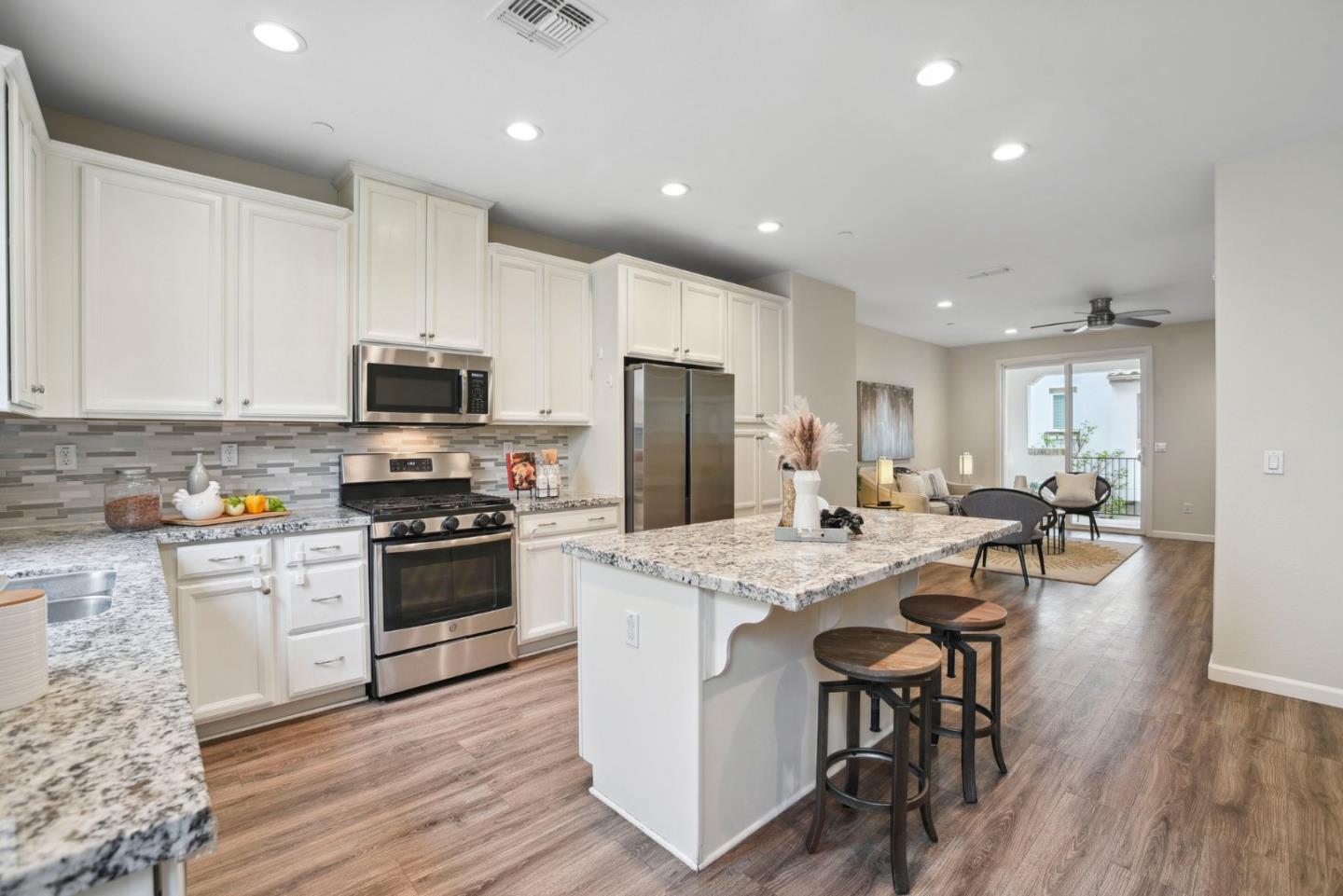 Detail Gallery Image 13 of 54 For 2736 Cannara Ln #4,  San Jose,  CA 95111 - 3 Beds | 3/1 Baths