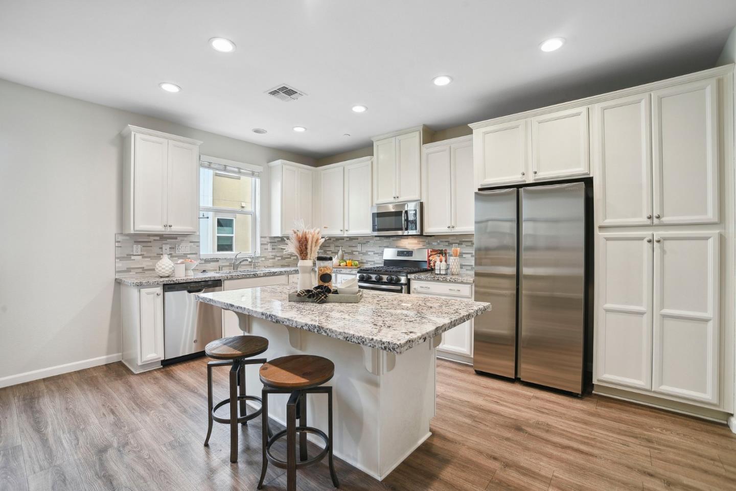 Detail Gallery Image 14 of 54 For 2736 Cannara Ln #4,  San Jose,  CA 95111 - 3 Beds | 3/1 Baths