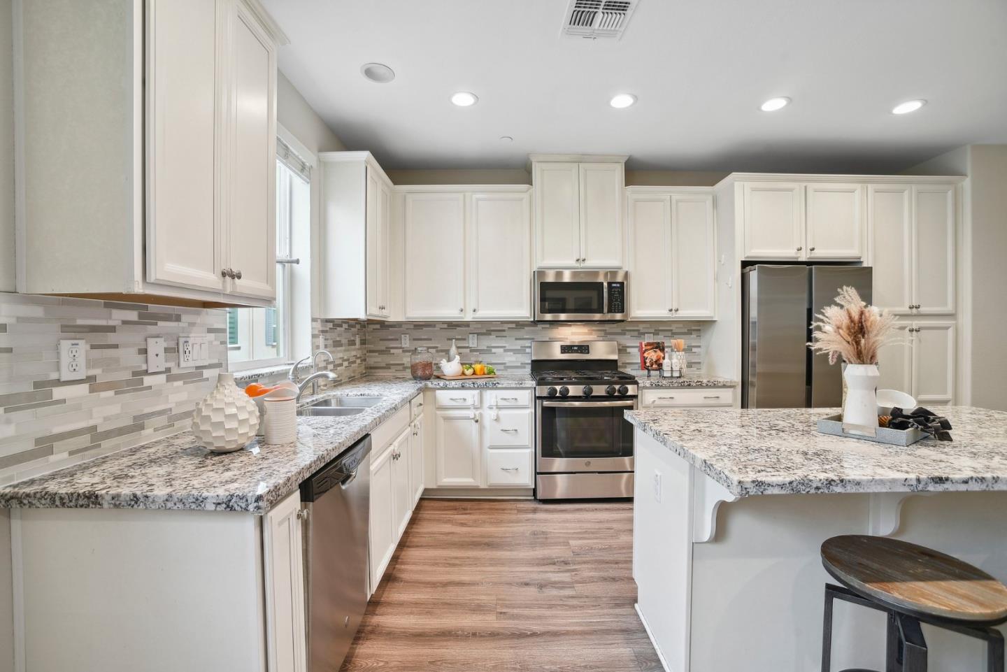 Detail Gallery Image 16 of 54 For 2736 Cannara Ln #4,  San Jose,  CA 95111 - 3 Beds | 3/1 Baths
