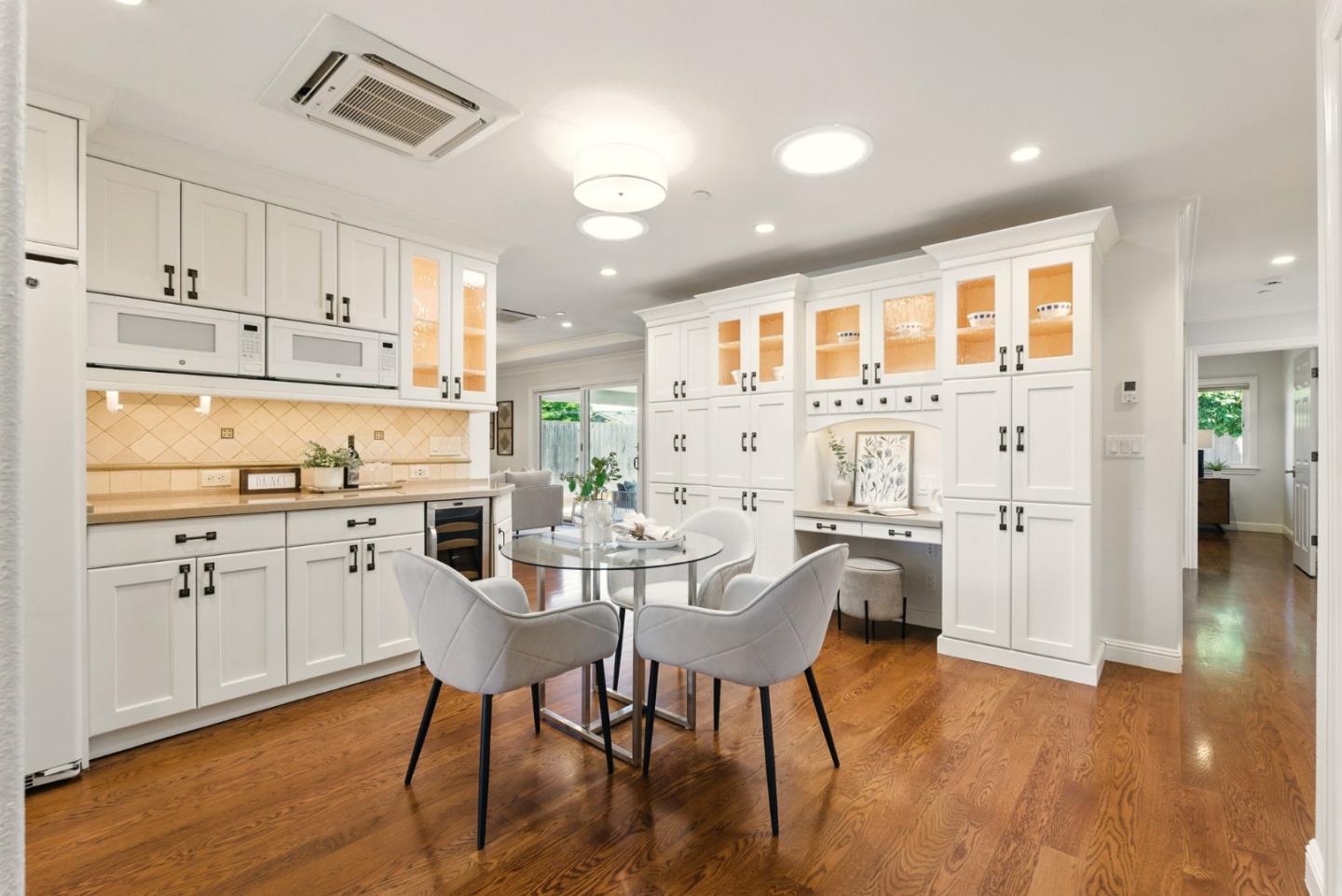 Detail Gallery Image 13 of 69 For 945 Lantana Dr, Sunnyvale,  CA 94086 - 5 Beds | 4 Baths