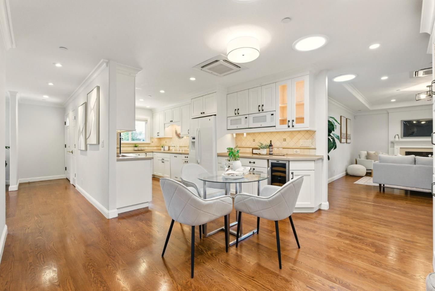 Detail Gallery Image 14 of 69 For 945 Lantana Dr, Sunnyvale,  CA 94086 - 5 Beds | 4 Baths