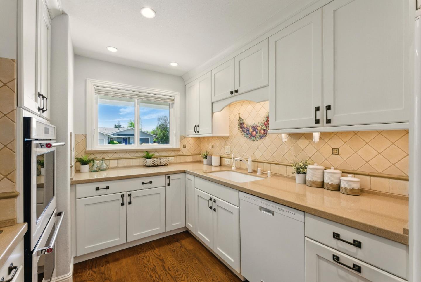 Detail Gallery Image 18 of 69 For 945 Lantana Dr, Sunnyvale,  CA 94086 - 5 Beds | 4 Baths