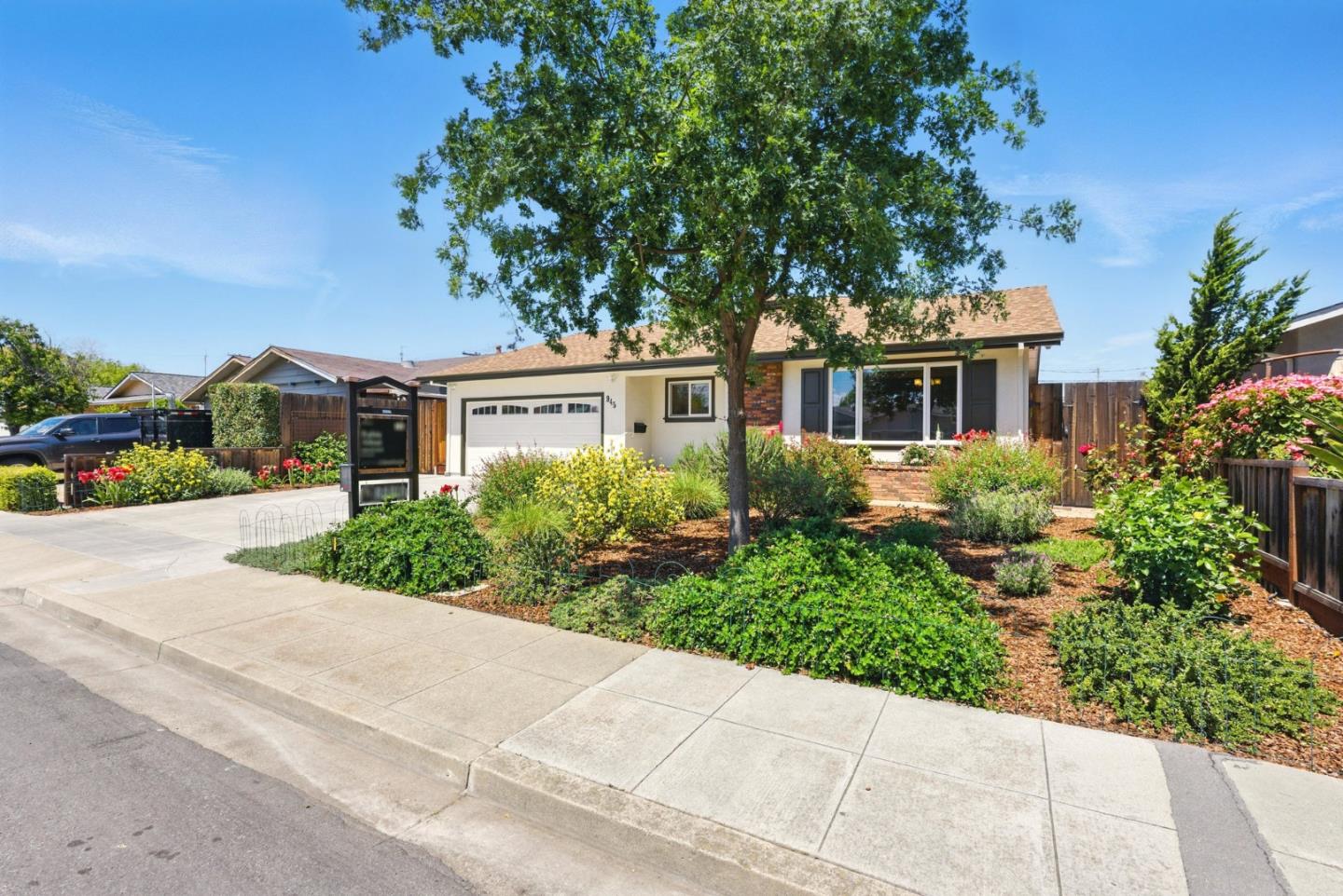 Detail Gallery Image 3 of 69 For 945 Lantana Dr, Sunnyvale,  CA 94086 - 5 Beds | 4 Baths