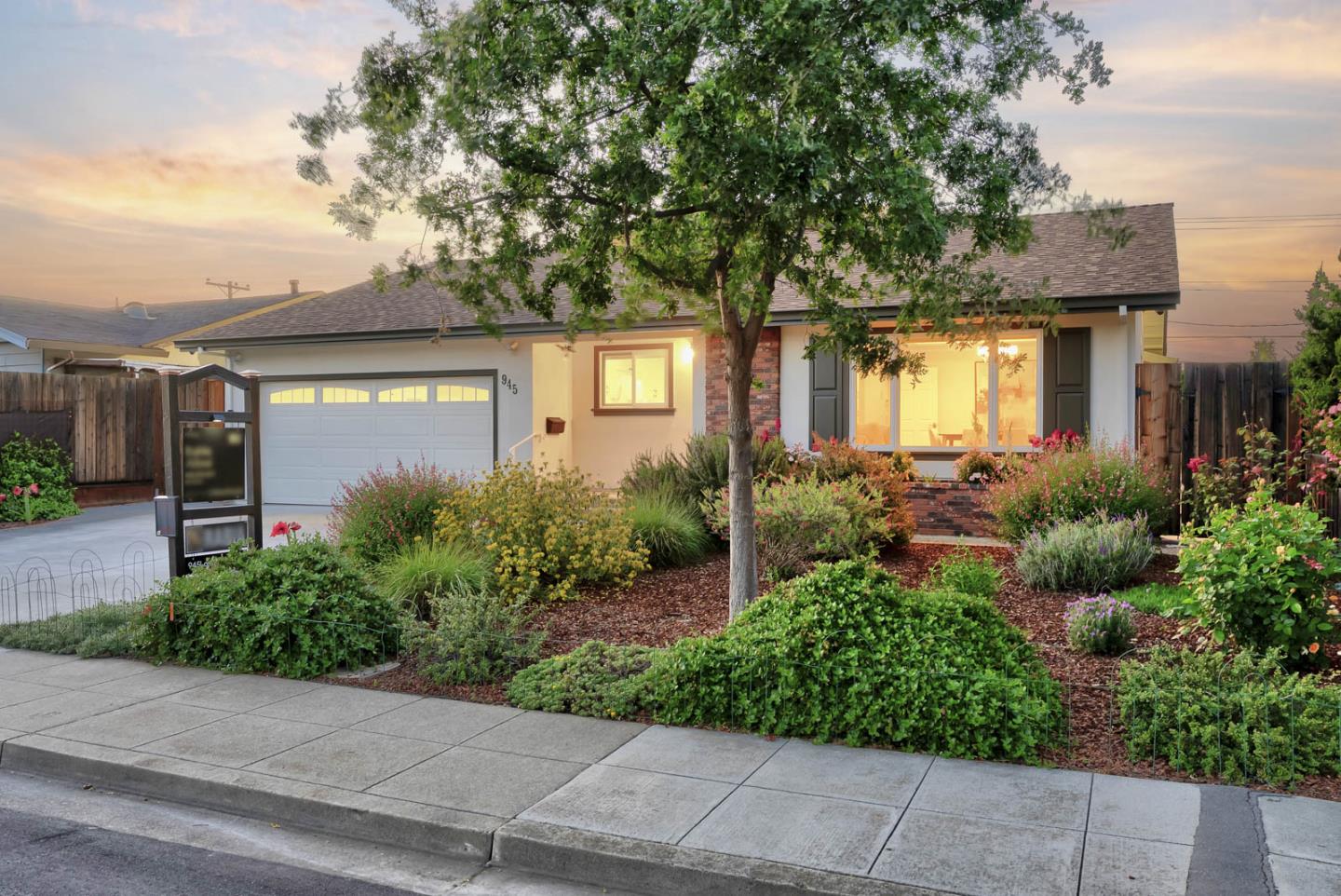 Detail Gallery Image 4 of 69 For 945 Lantana Dr, Sunnyvale,  CA 94086 - 5 Beds | 4 Baths