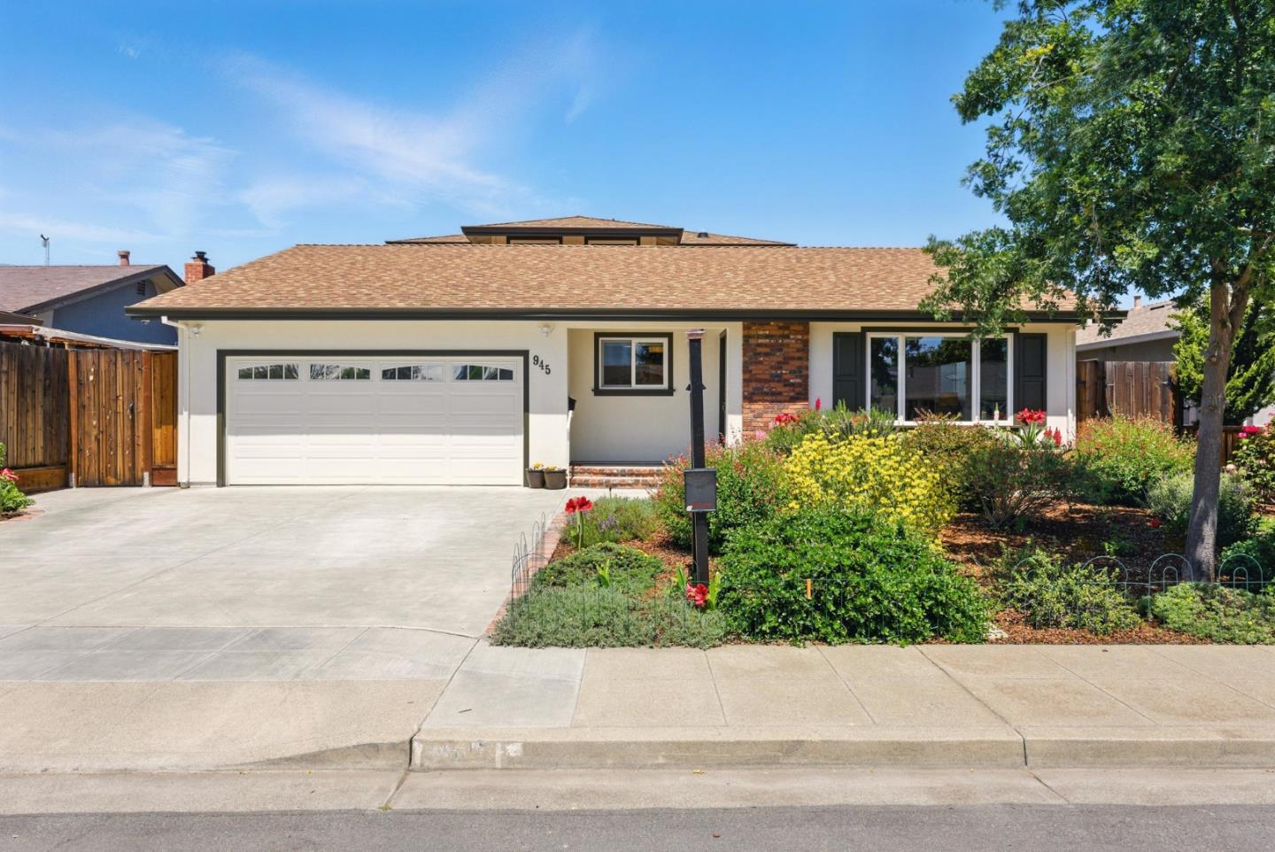 Detail Gallery Image 5 of 69 For 945 Lantana Dr, Sunnyvale,  CA 94086 - 5 Beds | 4 Baths