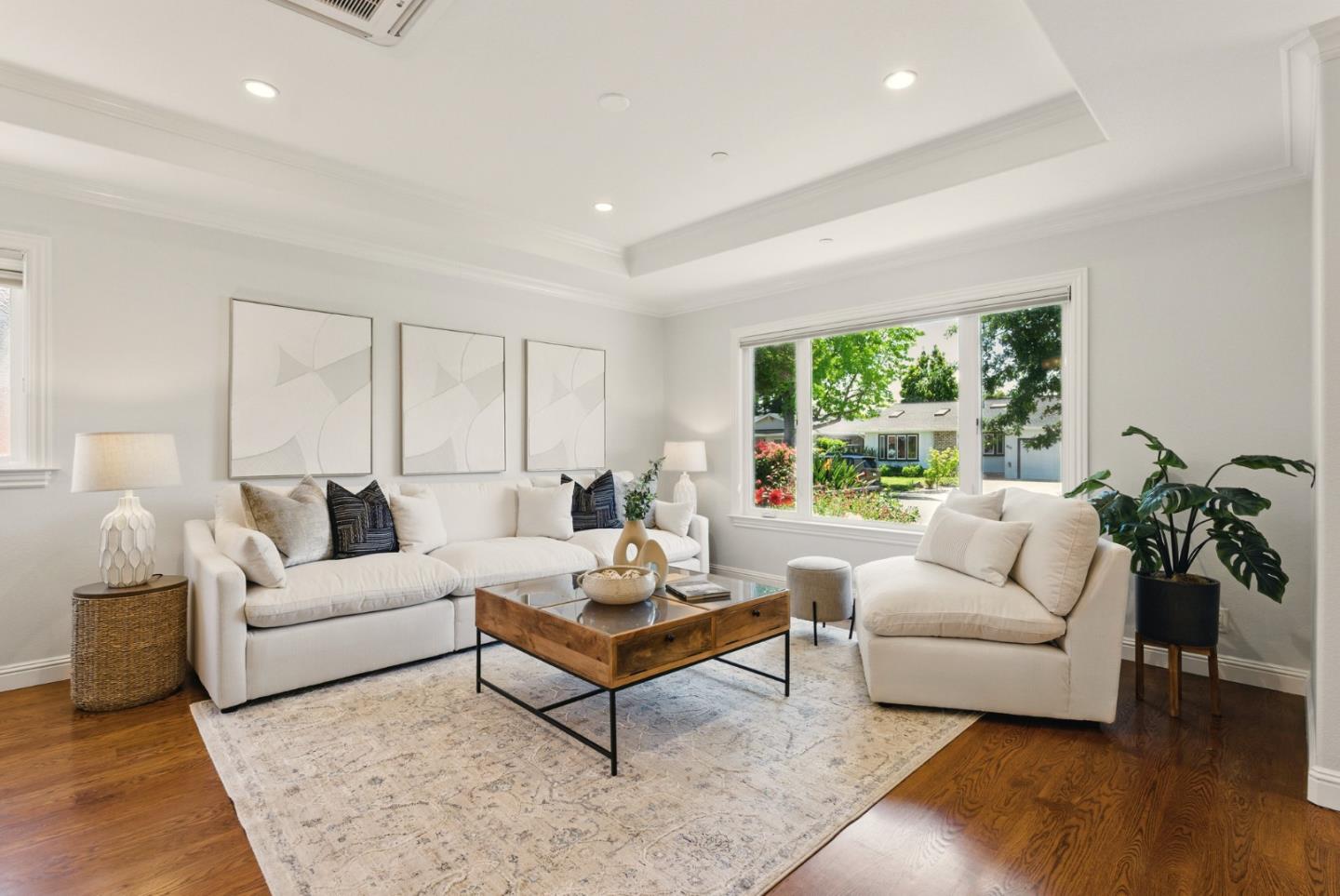 Detail Gallery Image 8 of 69 For 945 Lantana Dr, Sunnyvale,  CA 94086 - 5 Beds | 4 Baths