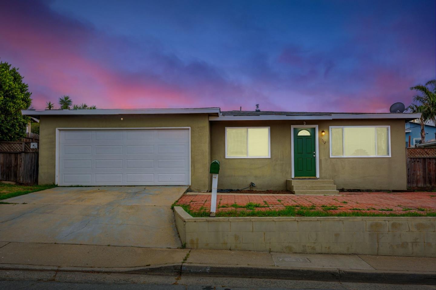 Detail Gallery Image 2 of 37 For 1762 Luzern St, Seaside,  CA 93955 - 3 Beds | 2 Baths