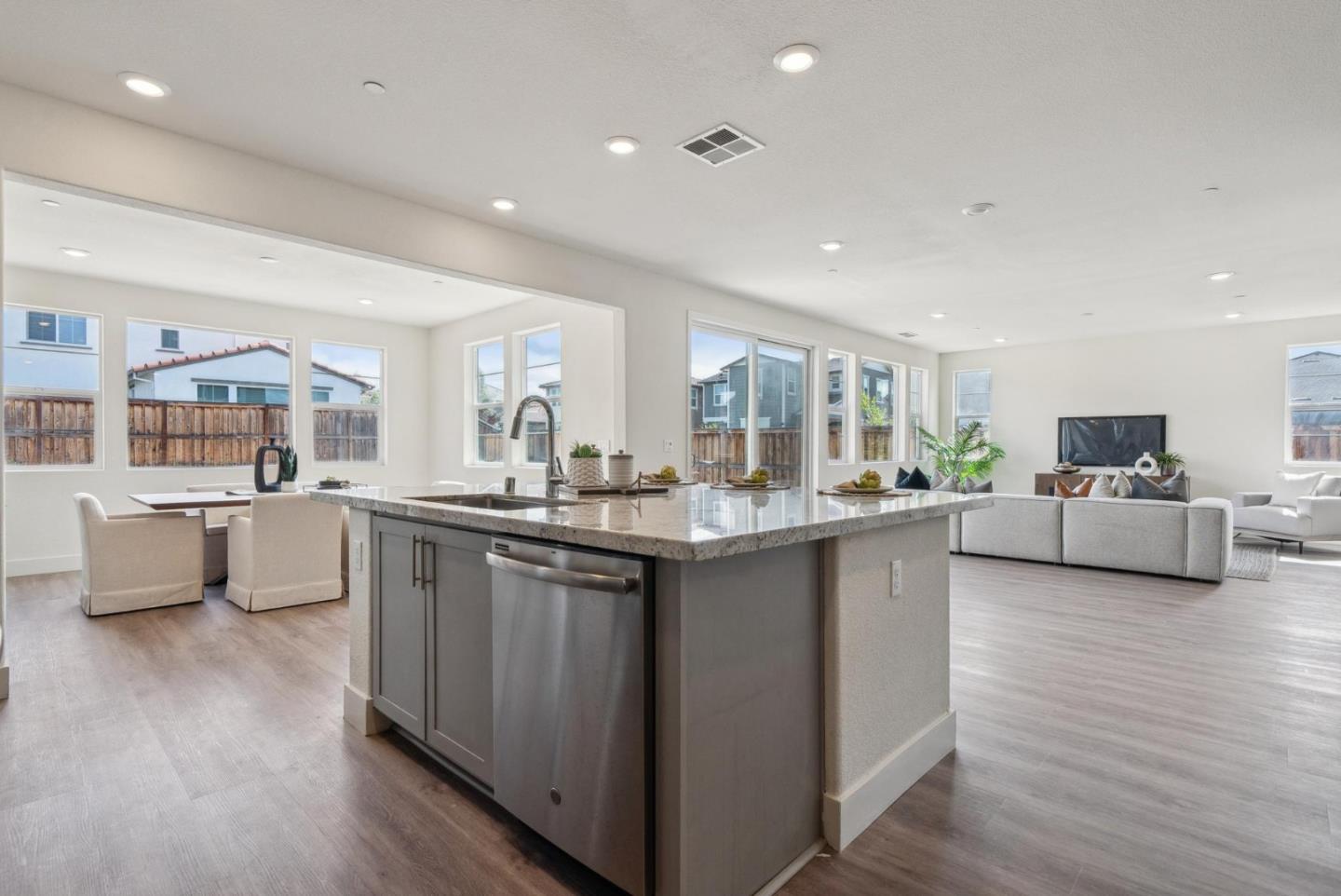 Detail Gallery Image 32 of 75 For 2574 Luna Ave, Tracy,  CA 95377 - 4 Beds | 3 Baths